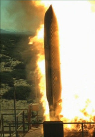 "Tên lửa chống hạm tầm xa" mới LRASM của Mỹ được phóng thẳng đứng.